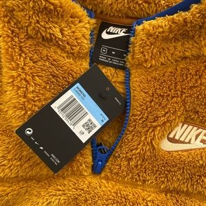 Nike Women’s 1/4 zip cropped pull over. Brand new with tags. Size medium.
